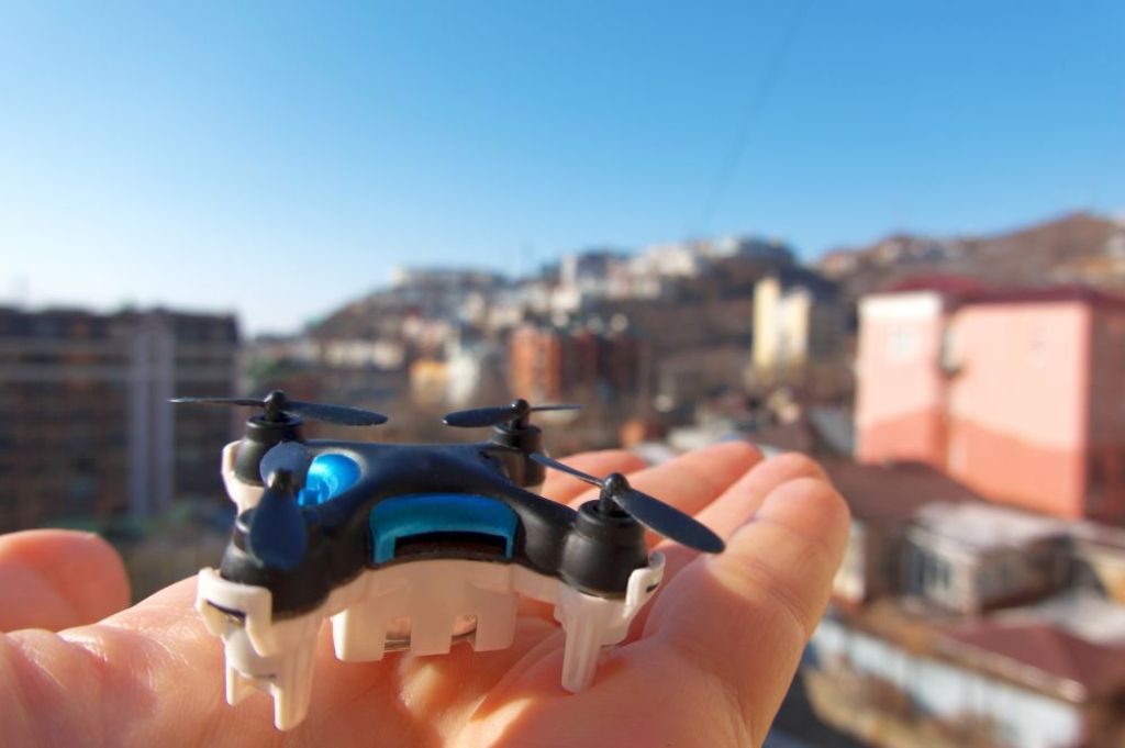 ilustrasi drone mini - KedaiKata 2.jpg